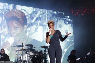 Mary-J.-Blige-at-Jazz-in-the-Gardens-2010